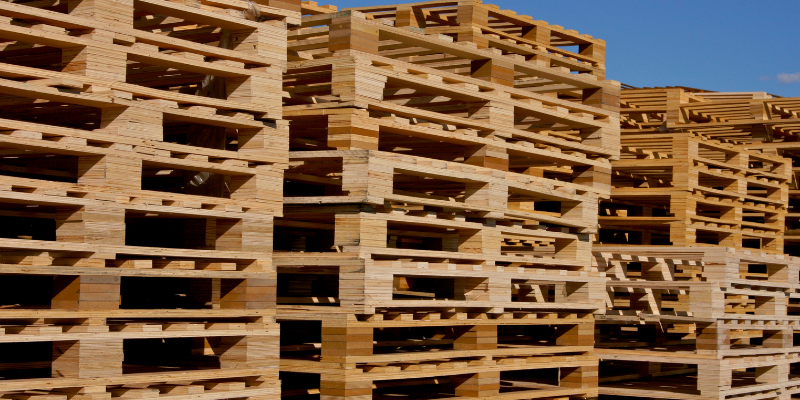 Materie plastiche e pallet in legno