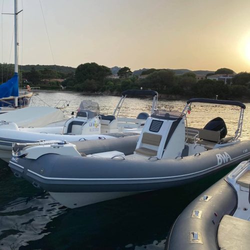 Noleggio gommone con conducente a La Maddalena