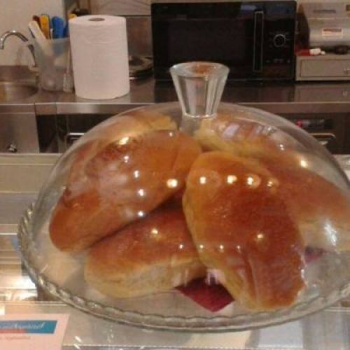 Brioche con gelato artigianale vicino al Colosseo a Roma