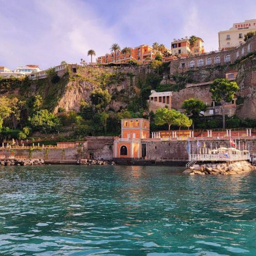 Scopri l’esperienza unica del Noleggio Gozzo Sorrentino a Sorrento