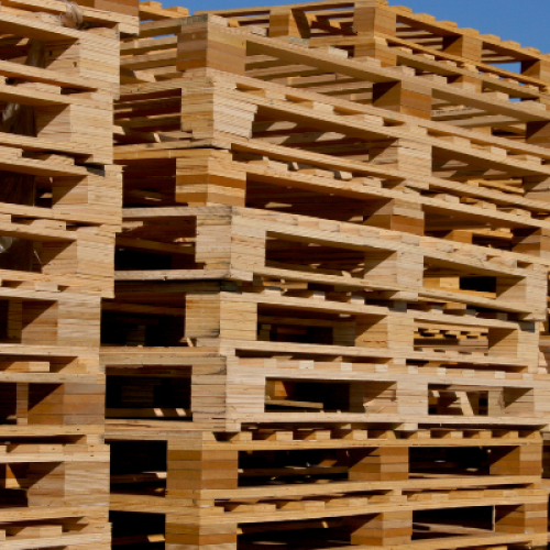 Materie plastiche e pallet in legno
