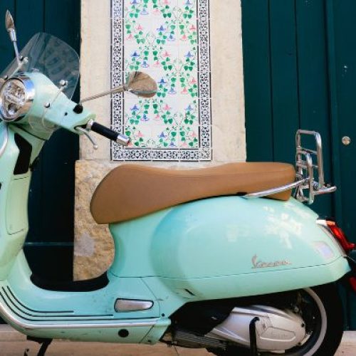 Vespa Primavera a Vico Equense: il noleggio perfetto per vivere la Costiera in libertà