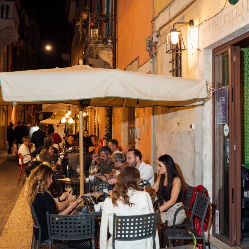 Cocktail bar con musica dal vivo dj set in centro storico a Verona